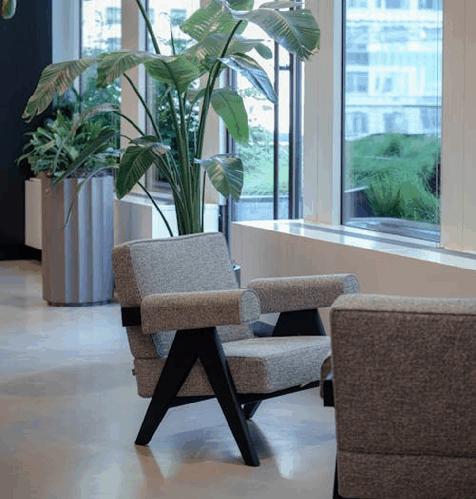 Sprzątanie Gdynia - Szary fotel stoi w industrialnym biurze